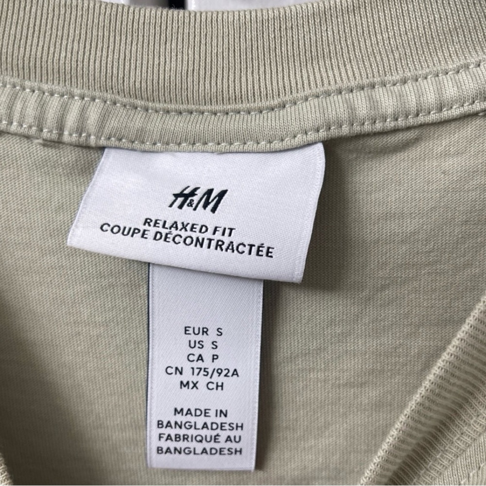 H&M t-shirt EUC (S-relaxed fit) - Picture 4 of 4